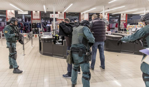 Imágenes del simulacro de atentado terrorista realizado en el centro comercial La Morea.