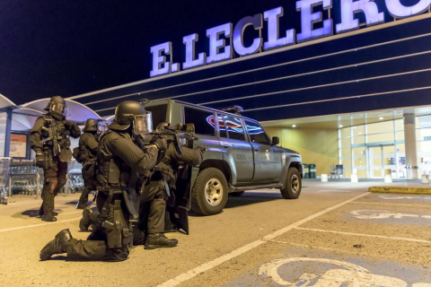 Imágenes del simulacro de atentado terrorista realizado en el centro comercial La Morea.