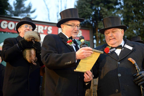 La marmota Phil predice un invierno largo.