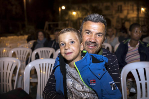 La plaza de San Francisco de Pamplona acogió, la noche del 18 de agosto, una nueva sesión del programa de cine al aire libre organizado por el Ayuntamiento de Pamplona para este mes de agosto. En esta ocasión, la película proyectada fue 'Esperando al rey', un filme protagonizado por el conocido actor Tom Hanks.