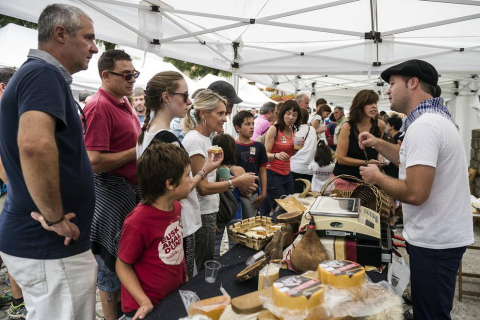 Un hotel de Pamplona paga 4.500 euros por el queso ganador del Artzai Eguna