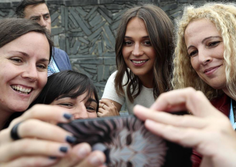 Numerosas estrellas del mundo del cine brillan ya en la capital donostiarra para participar en la 65 edición del Festival Internacional de Cine de San Sebastián, que comienza este viernes.