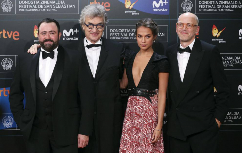 Numerosas estrellas del mundo del cine brillan ya en la capital donostiarra para participar en la 65 edición del Festival Internacional de Cine de San Sebastián, que comienza este viernes.