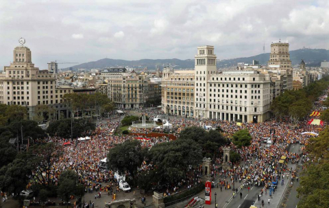 manifestación en Barcelona bajo el lema 'Cataluña sí, España también', convocada por Societat Civil Catalana, Espanya i Catalans y otras entidades contrarias a la independencia con motivo del Día de la Fiesta Nacional.