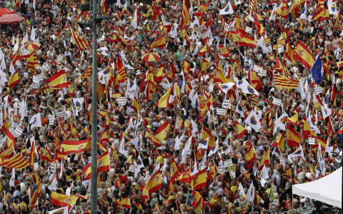 manifestación en Barcelona bajo el lema 'Cataluña sí, España también', convocada por Societat Civil Catalana, Espanya i Catalans y otras entidades contrarias a la independencia con motivo del Día de la Fiesta Nacional.