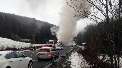 El remolque de un camión se incendió este domingo 7 de enero de 2018 en la carretera navarra, a la altura del cruce de Olagüe.