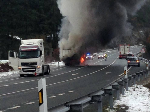 El remolque de un camión se incendió este domingo 7 de enero de 2018 en la carretera navarra, a la altura del cruce de Olagüe.