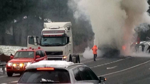 El remolque de un camión se incendió este domingo 7 de enero de 2018 en la carretera navarra, a la altura del cruce de Olagüe.