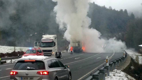 Bomberos del parque de Trinitarios han extinguido este domingo el incendio producido en un camión cargado de verduras que se encontraba en la N-121-A, a la altura de Olagüe.