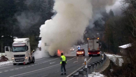 Bomberos del parque de Trinitarios han extinguido este domingo el incendio producido en un camión cargado de verduras que se encontraba en la N-121-A, a la altura de Olagüe.