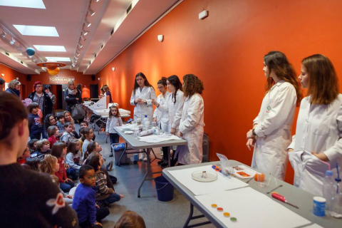 El sábado 10 de febrero se celebró en el Planetario de Pamplona un programa especial de actividades con motivo del Día internacional de la mujer y la niña en la ciencia. Talleres para pequecientíficos, encuentro con científicas, demostraciones y dos sesiones específicas de proyección en el Planetario dieron forma a la jornada.