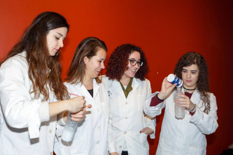 El sábado 10 de febrero se celebró en el Planetario de Pamplona un programa especial de actividades con motivo del Día internacional de la mujer y la niña en la ciencia. Talleres para pequecientíficos, encuentro con científicas, demostraciones y dos sesiones específicas de proyección en el Planetario dieron forma a la jornada.