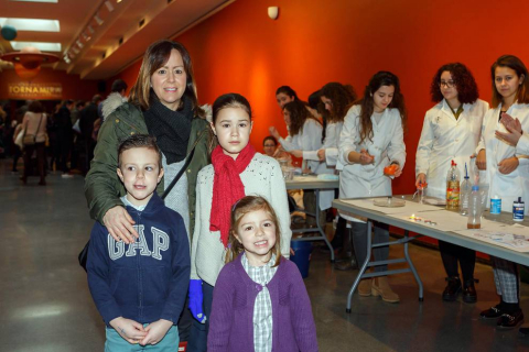 El sábado 10 de febrero se celebró en el Planetario de Pamplona un programa especial de actividades con motivo del Día internacional de la mujer y la niña en la ciencia. Talleres para pequecientíficos, encuentro con científicas, demostraciones y dos sesiones específicas de proyección en el Planetario dieron forma a la jornada.