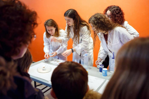 El sábado 10 de febrero se celebró en el Planetario de Pamplona un programa especial de actividades con motivo del Día internacional de la mujer y la niña en la ciencia. Talleres para pequecientíficos, encuentro con científicas, demostraciones y dos sesiones específicas de proyección en el Planetario dieron forma a la jornada.