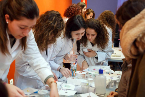El sábado 10 de febrero se celebró en el Planetario de Pamplona un programa especial de actividades con motivo del Día internacional de la mujer y la niña en la ciencia. Talleres para pequecientíficos, encuentro con científicas, demostraciones y dos sesiones específicas de proyección en el Planetario dieron forma a la jornada.