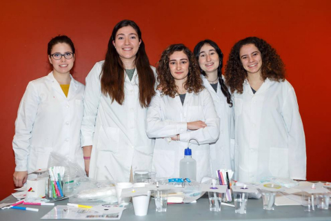 El sábado 10 de febrero se celebró en el Planetario de Pamplona un programa especial de actividades con motivo del Día internacional de la mujer y la niña en la ciencia. Talleres para pequecientíficos, encuentro con científicas, demostraciones y dos sesiones específicas de proyección en el Planetario dieron forma a la jornada.