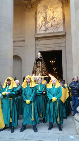 Doce pasos componen la procesión del Santo Entierro de Pamplona celebrada este Jueves Santo, en la que han participado cerca de 2.000 personas