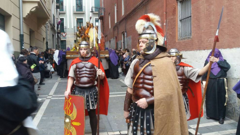 Doce pasos componen la procesión del Santo Entierro de Pamplona celebrada este Jueves Santo, en la que han participado cerca de 2.000 personas