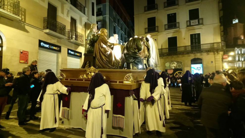 Doce pasos componen la procesión del Santo Entierro de Pamplona celebrada este Viernes Santo, en la que han participado cerca de 2.000 personas