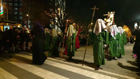 Doce pasos componen la procesión del Santo Entierro de Pamplona celebrada este Viernes Santo, en la que han participado cerca de 2.000 personas