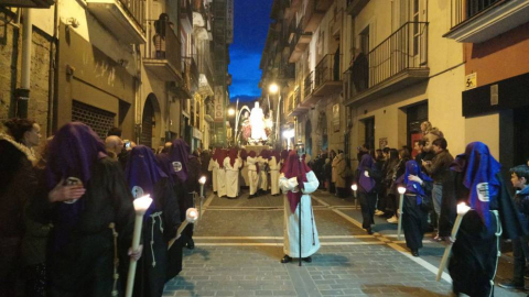 Doce pasos componen la procesión del Santo Entierro de Pamplona celebrada este Viernes Santo, en la que han participado cerca de 2.000 personas