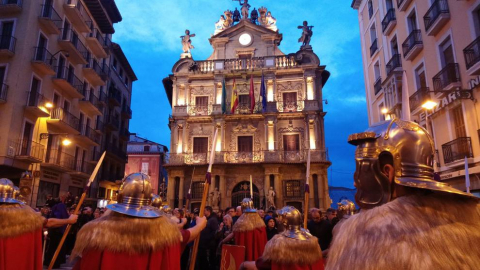 Doce pasos componen la procesión del Santo Entierro de Pamplona celebrada este Viernes Santo, en la que han participado cerca de 2.000 personas