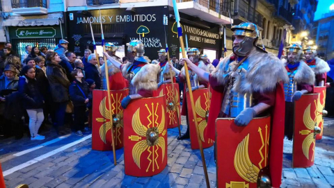 Doce pasos componen la procesión del Santo Entierro de Pamplona celebrada este Viernes Santo, en la que han participado cerca de 2.000 personas
