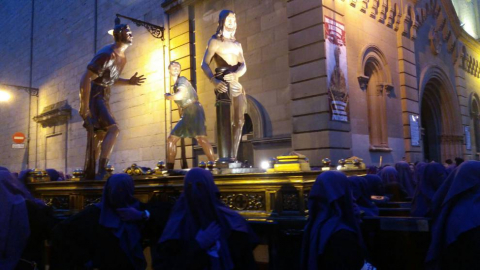 Doce pasos componen la procesión del Santo Entierro de Pamplona celebrada este Viernes Santo, en la que han participado cerca de 2.000 personas