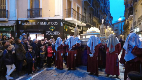 Doce pasos componen la procesión del Santo Entierro de Pamplona celebrada este Viernes Santo, en la que han participado cerca de 2.000 personas