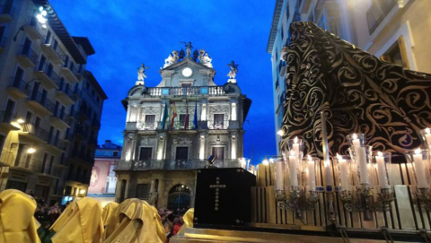 Doce pasos componen la procesión del Santo Entierro de Pamplona celebrada este Viernes Santo, en la que han participado cerca de 2.000 personas