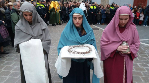 Doce pasos componen la procesión del Santo Entierro de Pamplona celebrada este Jueves Santo, en la que han participado cerca de 2.000 personas
