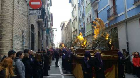 Doce pasos componen la procesión del Santo Entierro de Pamplona celebrada este Jueves Santo, en la que han participado cerca de 2.000 personas