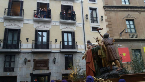 Doce pasos componen la procesión del Santo Entierro de Pamplona celebrada este Jueves Santo, en la que han participado cerca de 2.000 personas