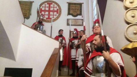Doce pasos componen la procesión del Santo Entierro de Pamplona celebrada este Jueves Santo, en la que han participado cerca de 2.000 personas