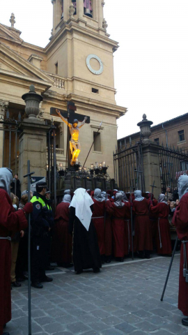 Doce pasos componen la procesión del Santo Entierro de Pamplona celebrada este Jueves Santo, en la que han participado cerca de 2.000 personas