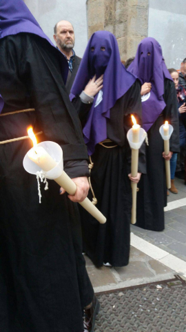 Doce pasos componen la procesión del Santo Entierro de Pamplona celebrada este Jueves Santo, en la que han participado cerca de 2.000 personas