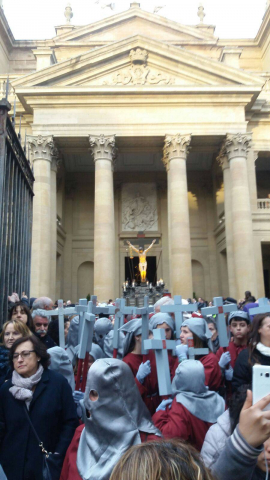 Doce pasos componen la procesión del Santo Entierro de Pamplona celebrada este Jueves Santo, en la que han participado cerca de 2.000 personas