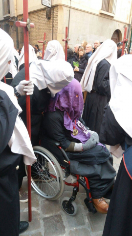 Doce pasos componen la procesión del Santo Entierro de Pamplona celebrada este Jueves Santo, en la que han participado cerca de 2.000 personas