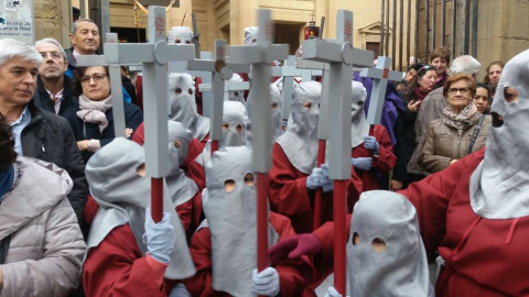Doce pasos componen la procesión del Santo Entierro de Pamplona celebrada este Jueves Santo, en la que han participado cerca de 2.000 personas