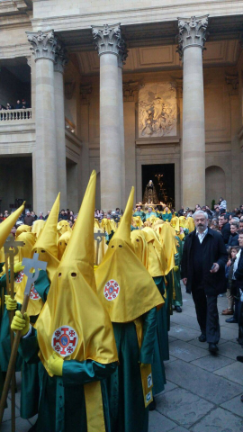 Doce pasos componen la procesión del Santo Entierro de Pamplona celebrada este Jueves Santo, en la que han participado cerca de 2.000 personas