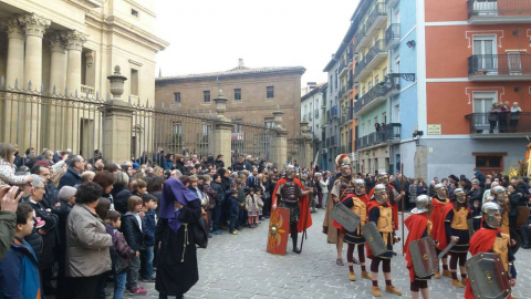 Doce pasos componen la procesión del Santo Entierro de Pamplona celebrada este Jueves Santo, en la que han participado cerca de 2.000 personas
