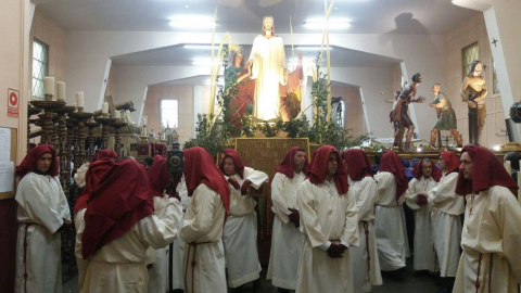 Doce pasos componen la procesión del Santo Entierro de Pamplona celebrada este Jueves Santo, en la que han participado cerca de 2.000 personas