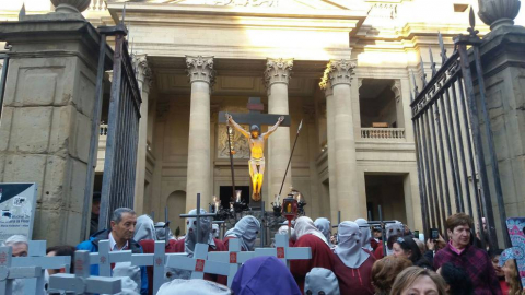 Doce pasos componen la procesión del Santo Entierro de Pamplona celebrada este Jueves Santo, en la que han participado cerca de 2.000 personas