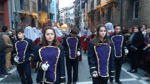 Doce pasos componen la procesión del Santo Entierro de Pamplona celebrada este Jueves Santo, en la que han participado cerca de 2.000 personas