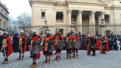 Doce pasos componen la procesión del Santo Entierro de Pamplona celebrada este Jueves Santo, en la que han participado cerca de 2.000 personas