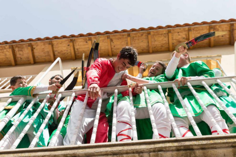 El buen tiempo animó a los habitantes de la localidad ribera a presenciar una representación que se celebra desde el siglo XIX
