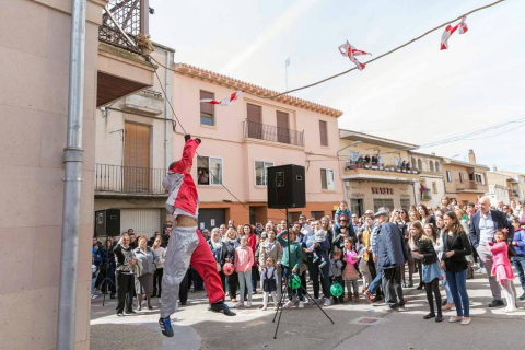 El buen tiempo animó a los habitantes de la localidad ribera a presenciar una representación que se celebra desde el siglo XIX