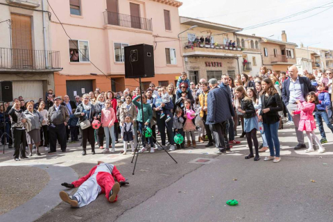 El buen tiempo animó a los habitantes de la localidad ribera a presenciar una representación que se celebra desde el siglo XIX