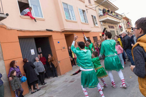 El buen tiempo animó a los habitantes de la localidad ribera a presenciar una representación que se celebra desde el siglo XIX