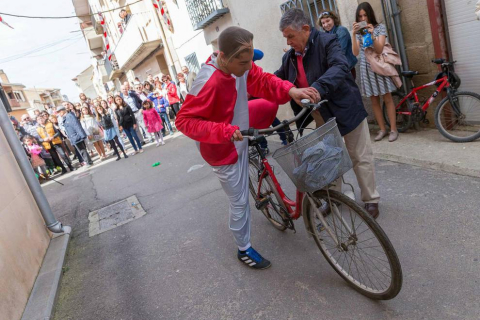 El buen tiempo animó a los habitantes de la localidad ribera a presenciar una representación que se celebra desde el siglo XIX